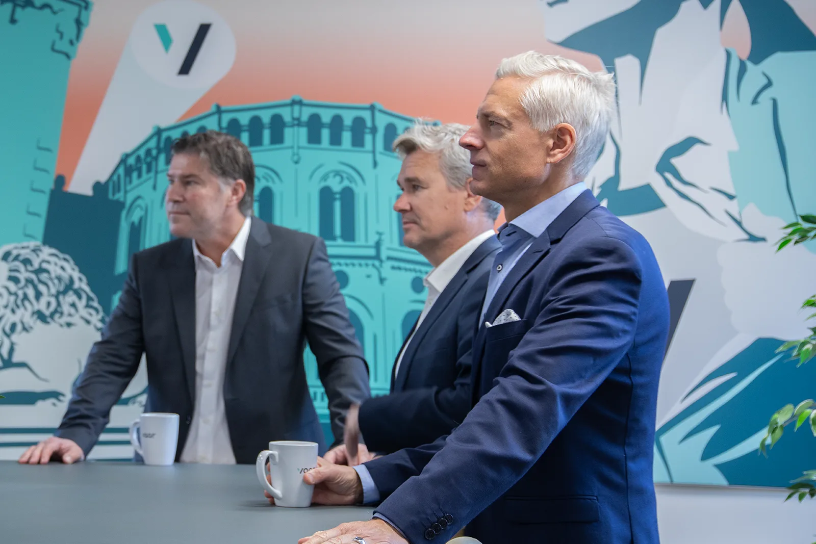 Partnere i Vaar samlet rundt bordet på kontoret