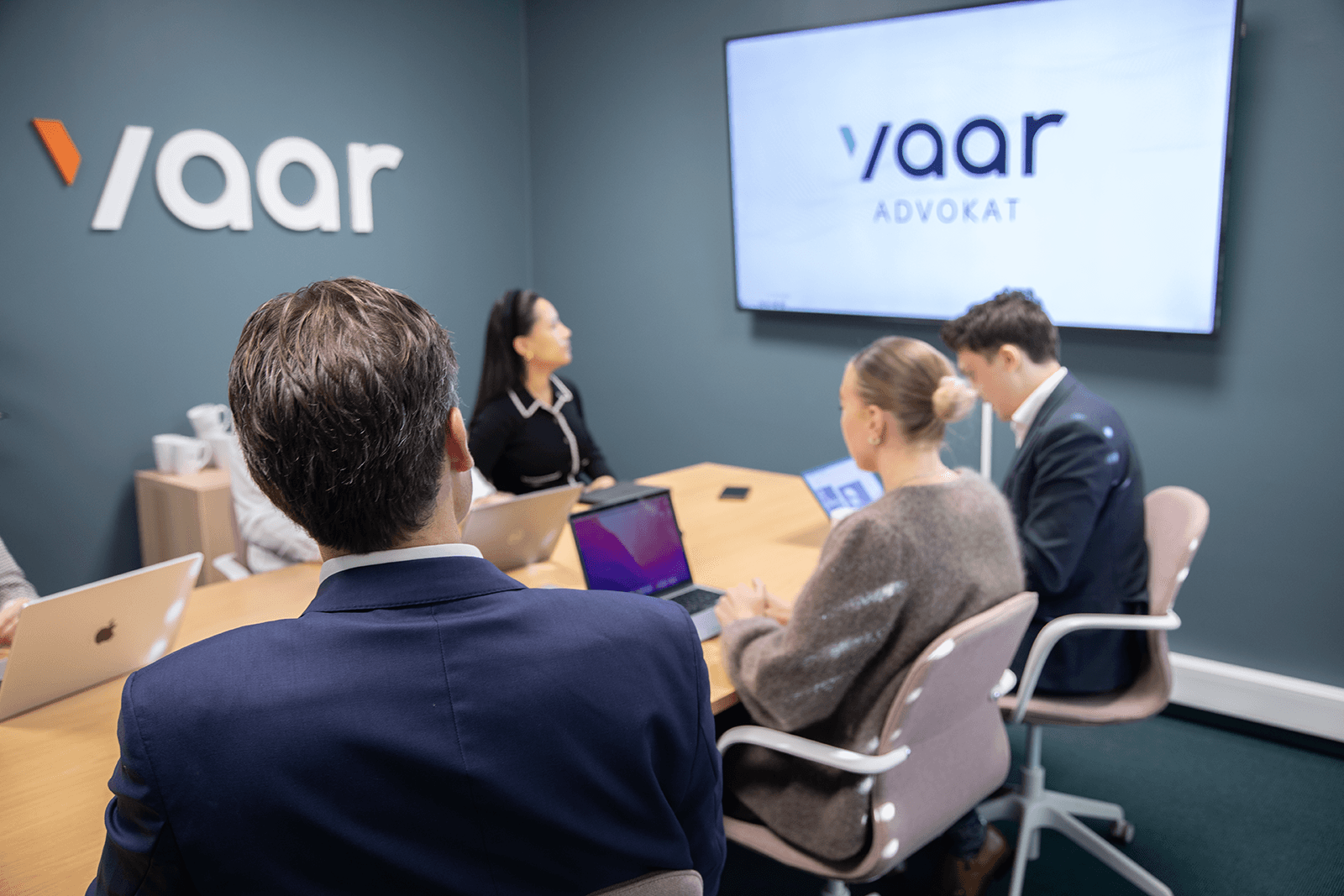 Tverrfaglig team fra Vaar samlet i møterom